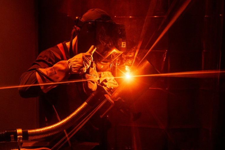 Un candidat dans la catégorie "Soudure" participe à la 48e édition du Concours National des Métiers 2025 organisé par "WorldSkills France" au Parc Chanot, à Marseille, le 16 octobre 2025. ( AFP / Miguel MEDINA )