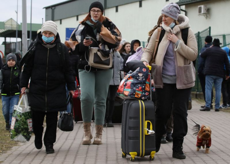 DES MILLIERS D'UKRAINIENS FUIENT VERS L'UE