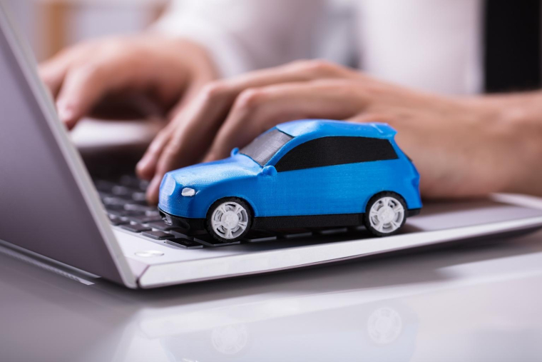 Avec les deux confinements, de plus en plus d’acquéreurs se décident à acheter leur voiture sur Internet. crédit photo : Andrey_Popov/Shutterstock / Andrey_Popov