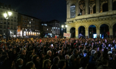 Plusieurs centaines de personnes rendent hommage le 26 octobre 2026 à Lyon aux victimes de l'attentat raciste de Trappes (Yvelines) ( AFP / OLIVIER CHASSIGNOLE )
