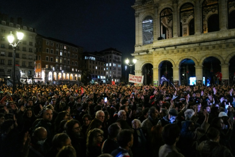 Plusieurs centaines de personnes rendent hommage le 26 octobre 2026 à Lyon aux victimes de l'attentat raciste de Trappes (Yvelines)  ( AFP / OLIVIER CHASSIGNOLE )