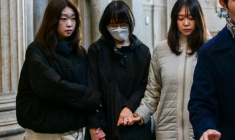 Taeko Kurosaki (c), la mère de l'étudiante japonaise assassinée en 2016 Narumi Kurosaki, accompagnée de membres de sa famille, arrive au tribunal correctionnel de Lyon pour le troisième procès du Chilien Nicolas Zepeda, le 17 mars 2026 ( AFP / OLIVIER CHASSIGNOLE )