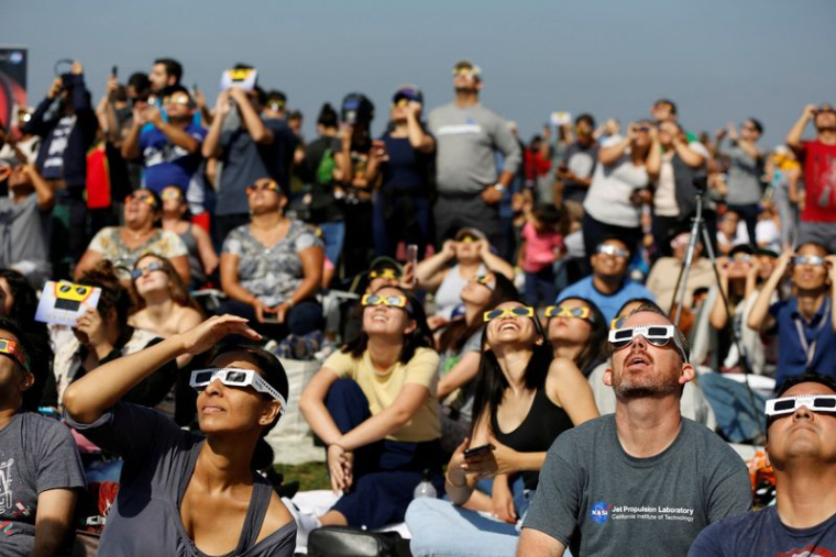 Photo d'archives: Les gens regardent l'éclipse solaire sur la pelouse de l'Observatoire Griffith à Los Angeles