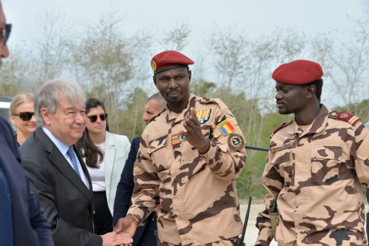 Le secrétaire général de l'ONU Antonio Guterres rencontre des soldats tchadiens de la Force internationale de répression des gangs (GSF) à Port-au-Prince, le 16 juin 2026 en Haïti ( AFP / Amélie BOTTOLLIER-DEPOIS )