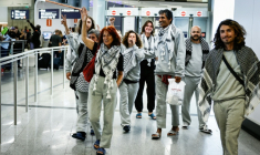 Des militants pro-palestiniens français de la "Flottille pour Gaza" arrivent à l'aéroport de Roissy le 22 mai 2026 ( AFP / SIMON WOHLFAHRT )