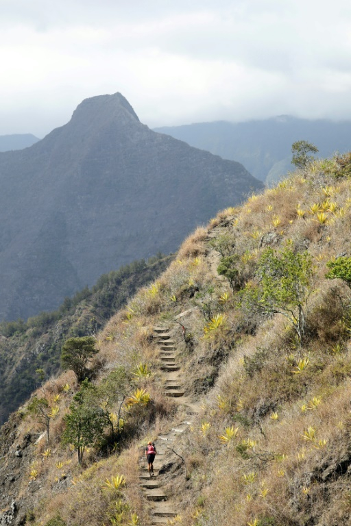 Un coureur d'ultramarathon sur un sentier du cirque de Malfate, le 18 octobre 2019 ( AFP / Richard BOUHET )