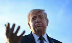 Le président américain Donald Trump s'adresse aux médias sur le tarmac après son arrivée à l'aéroport d'Orly, au sud de Paris, le 17 juin 2026 ( AFP / Mandel NGAN )