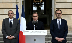 Le Premier ministre Sébastien Lecornu, entouré du ministre de l'Intérieur Laurent Nuñez (g) et du maire de Bordeaux Thomas Cazenave (d), le 2 avril 2026 à Bordeaux, en Gironde  ( POOL / Philippe Lopez )