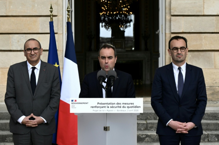Le Premier ministre Sébastien Lecornu, entouré du ministre de l'Intérieur Laurent Nuñez (g) et du maire de Bordeaux Thomas Cazenave (d), le 2 avril 2026 à Bordeaux, en Gironde  ( POOL / Philippe Lopez )