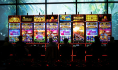Des machines à sous dans un casino à Enghien-les-Bains (Val-d'Oise), le 12 mars 2026 ( AFP / JULIEN DE ROSA )