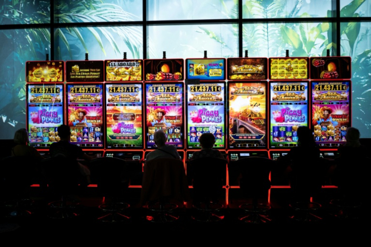 Des machines à sous dans un casino à Enghien-les-Bains (Val-d'Oise), le 12 mars 2026 ( AFP / JULIEN DE ROSA )