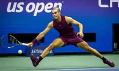 Carlos Alcaraz face à Reilly Opelka, lors du premier tour de l'US Open, le 25 août 2025 à New York ( AFP / Kena Betancur )