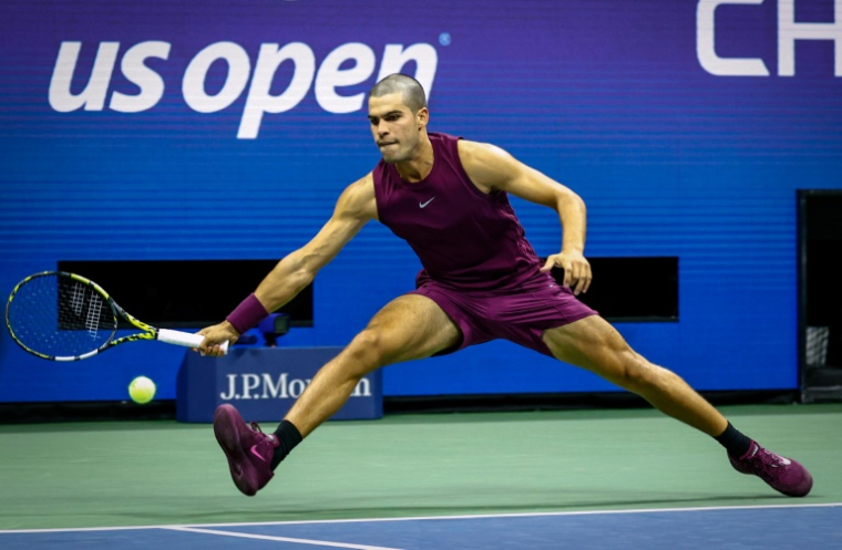 Carlos Alcaraz face à Reilly Opelka, lors du premier tour de l'US Open, le 25 août 2025 à New York ( AFP / Kena Betancur )