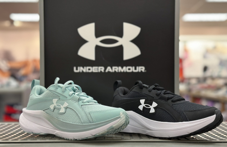 Des chaussures Under Armour sous le logo de l'entreprise. (Crédits: Adobe Stock)