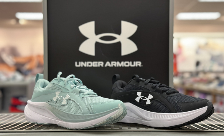 Des chaussures Under Armour sous le logo de l'entreprise. (Crédits: Adobe Stock)