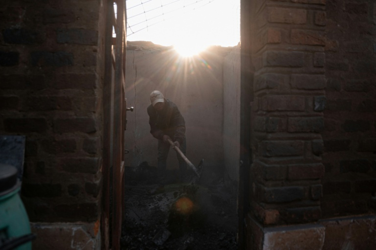 Un homme fouille parmi les décombres laissés par l'incendie à Bukavu, le 11 septembre 2026 en RDC ( AFP / Jospin Mwisha )