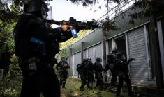 Des membres du RAID (Recherche, Assistance, Intervention, Dissuasion) participent à un exercice d'entraînement à la libération d'otages, au quartier général du RAID, à Bièvres, dans la banlieue sud de Paris, le 8 octobre 2025 ( AFP / JULIEN DE ROSA )