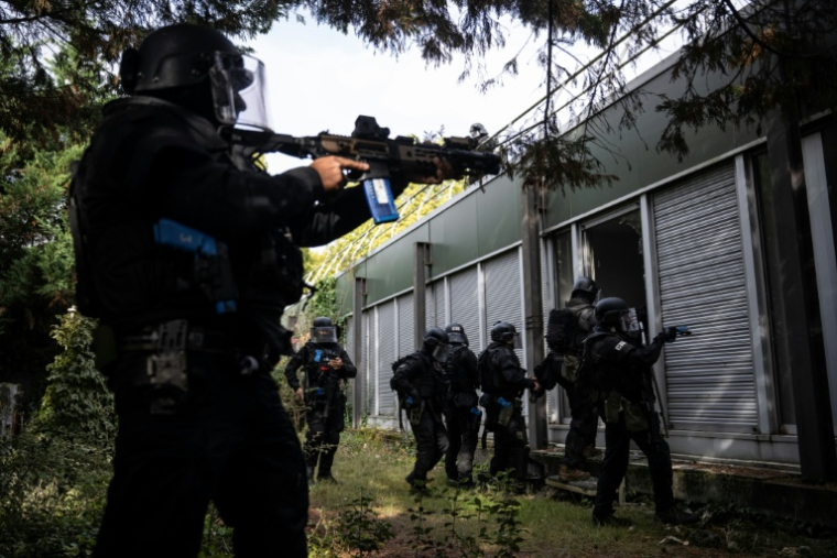 Des membres du RAID (Recherche, Assistance, Intervention, Dissuasion) participent à un exercice d'entraînement à la libération d'otages, au quartier général du RAID, à Bièvres, dans la banlieue sud de Paris, le 8 octobre 2025 ( AFP / JULIEN DE ROSA )