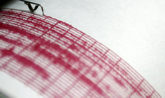Un sismographe enregistre l'activité sismique à l'Institut national roumain de physique terrestre près de Bucarest