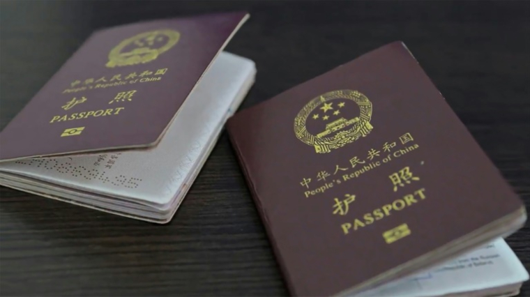 Une image de passeports chinois, tirée d'une vidéo diffusée le 10 avril 2025 sur la page Facebook du président ukrainien Volodymyr Zelensky ( Facebook account of Volodymyr Zelensky / - )