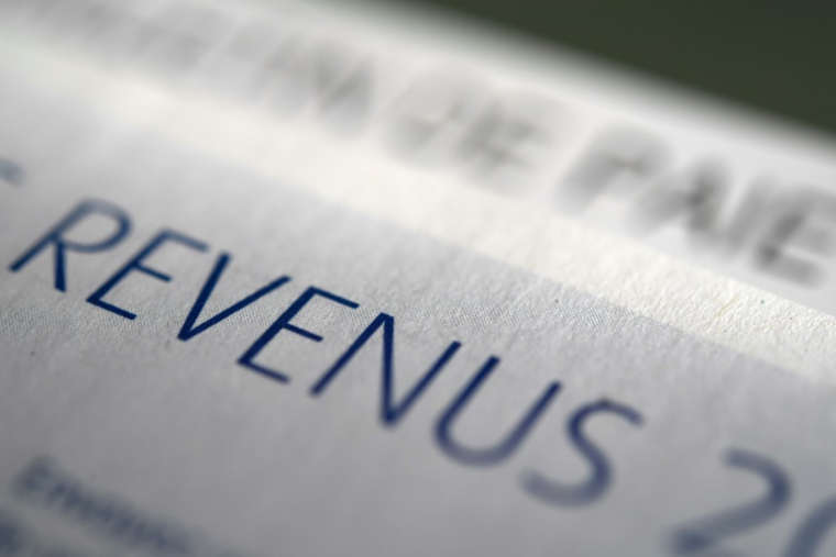 Dans le nord-est de Paris, un plan de réorganisation du fisc va aboutir à la fermeture d'un service d'impôts particulièrement fréquenté, au grand désarroi des usagers ( AFP / Fred TANNEAU )