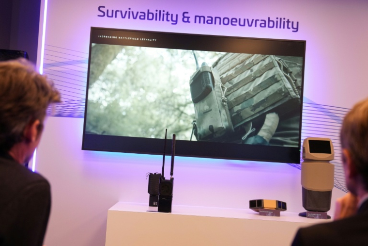 Des visiteurs découvrent le capteur portatif STORM 2, conçu pour protéger les soldats des drones, lors du Thales Tech Summit au Royaume-Uni, à Londres, le 14 septembre 2026 ( AFP / CARLOS JASSO )