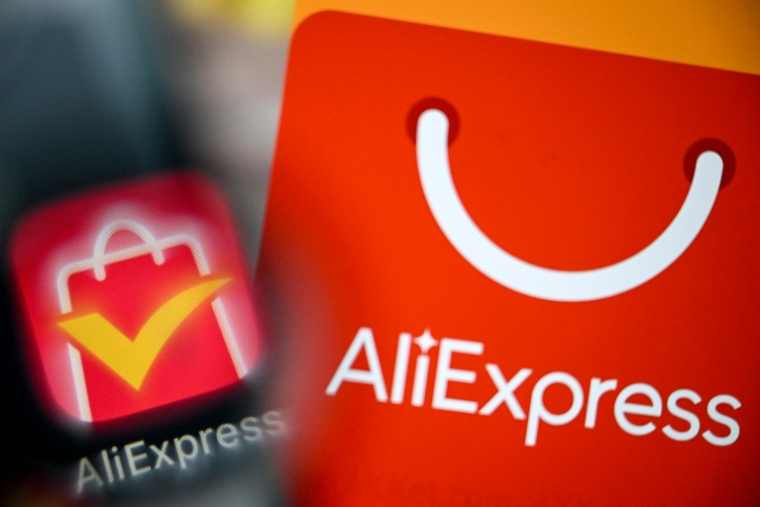L'UE a infligé lundi une amende de 550 millions d'euros à la plateforme chinoise de commerce en ligne AliExpress pour avoir permis la vente aux consommateurs européens de produits illégaux, dont des jouets dangereux et des vêtements contrefaits ( AFP / Kirill KUDRYAVTSEV )