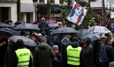 Des personnes se rassemblent pour rendre hommage à Quentin Deranque