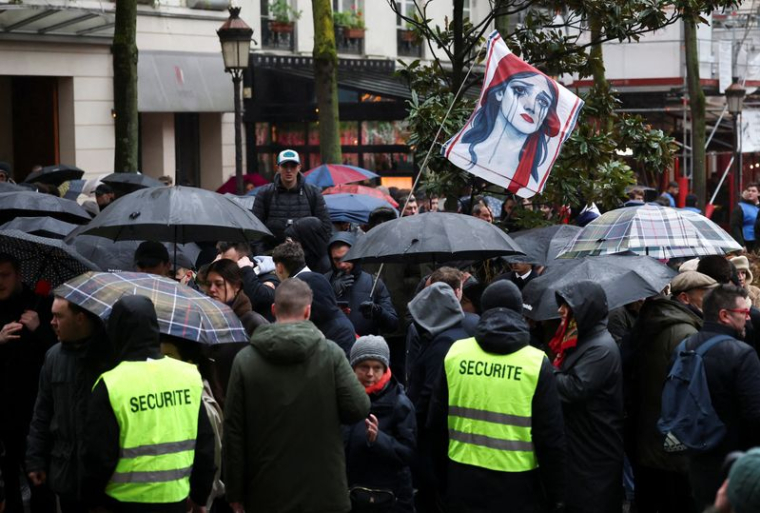 Des personnes se rassemblent pour rendre hommage à Quentin Deranque