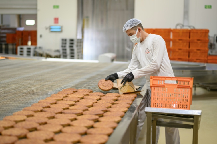 Un employé de Halk Ekmek fabrique dans cette boulangerie municipale du pain avec de la farine de blé ancestral, de lentilles et de boulgour, comme l'était celui de Kullüoba, à Eskisehir, en Turquie, le 23 mai 2025 ( AFP / Yasin AKGUL )