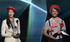 Jennifer Svedberg Yen (g) et Guillaume Broche, créateurs du jeu vidéo "Clair Obscur: Expedition 33", reçoivent le trophée de la Meilleure narration lors des Game Awards au Peacock Theater, à Los Angeles, le 11 décembre 2025 ( AFP / Michael Tran )