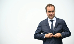 Le Premier ministre Sébastien Lecornu, le 17 juin 2025 à l'aéroport du Bourget ( AFP / Bertrand GUAY )