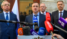 Le chef de la délégation russe et conseiller de Poutine, Vladimir Medinsky, entouré par le vice-ministre des Affaires étrangères Mikhaïl Galouzine (g) et le chef du renseignement militaire russe (GRU) Igor Kostyukov (d), s'adresse à la presse avant une réunion entre les délégués ukrainiens, américains et russes à Istanbul, le 15 mai 2025 ( AFP / Yasin AKGUL )