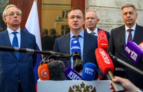 Le chef de la délégation russe et conseiller de Poutine, Vladimir Medinsky, entouré par le vice-ministre des Affaires étrangères Mikhaïl Galouzine (g) et le chef du renseignement militaire russe (GRU) Igor Kostyukov (d), s'adresse à la presse avant une réunion entre les délégués ukrainiens, américains et russes à Istanbul, le 15 mai 2025 ( AFP / Yasin AKGUL )