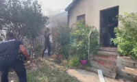 Des policiers tentent d'éteindre une maison en flammes à Marseille