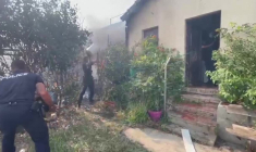 Des policiers tentent d'éteindre une maison en flammes à Marseille