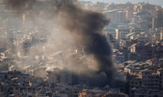 De la fumée s'élève au-dessus des banlieues sud de Beyrouth à la suite d'un incendie de générateur, selon les résidents, comme on peut le voir depuis Baabda, Beyrouth, Liban