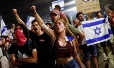 Une manifestation contre un projet de loi qui limite les pouvoirs de la Cour suprême d'annuler certaines décisions du gouvernement, à Tel Aviv