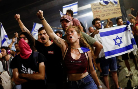 Une manifestation contre un projet de loi qui limite les pouvoirs de la Cour suprême d'annuler certaines décisions du gouvernement, à Tel Aviv