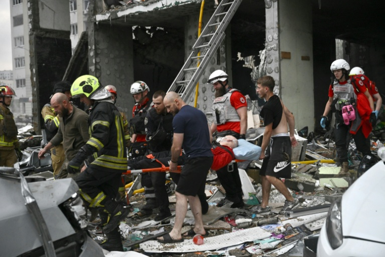 Evacuation d'un blessé après un bombardement russe à Kiev, le 6 juillet 2026 ( AFP / Genya Savilov )