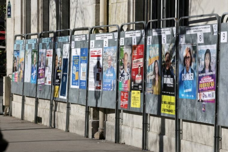 Des panneaux électoraux à Paris, le 9 mars 2026 ( AFP / Ludovic MARIN )