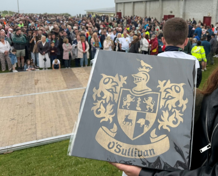 Des participants portant le même nom de Sullivan ou O'Sullivan, rassemblées dans le comté irlandais de Cork pour battre le record du monde du nombre de gens portant le même nom réunis en un seul lieu, le 30 mai 2026 à Castletownbere  ( AFP / Peter MURPHY )
