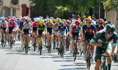 Les coureuses du Tour de France lors du départ de la dernière étape, le 9 août 2026 à Nice ( AFP / NICOLAS TUCAT )