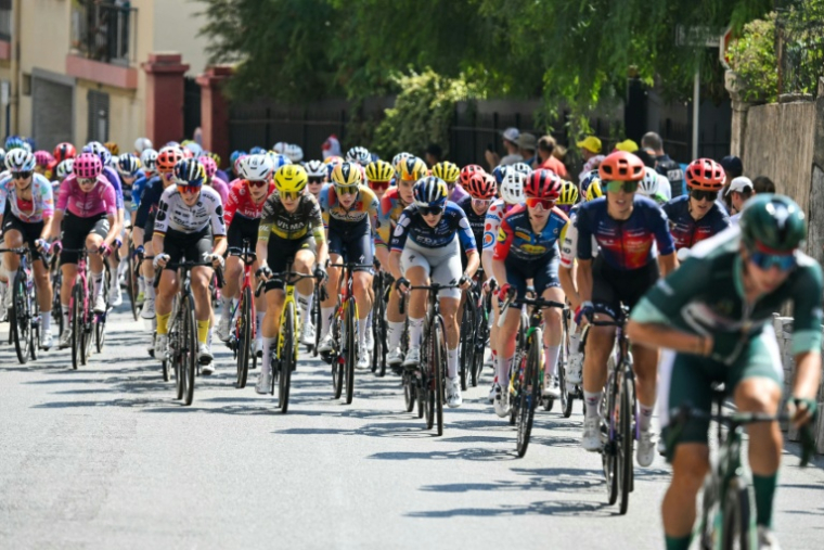 Les coureuses du Tour de France lors du départ de la dernière étape, le 9 août 2026 à Nice ( AFP / NICOLAS TUCAT )
