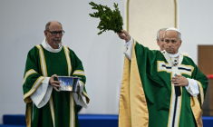 Le pape Léon XIV bénit les fidèles lors de la messe dominicale à la Prairie du sanctuaire de Lourdes, le 27 septembre 2026  ( AFP / Lionel BONAVENTURE )