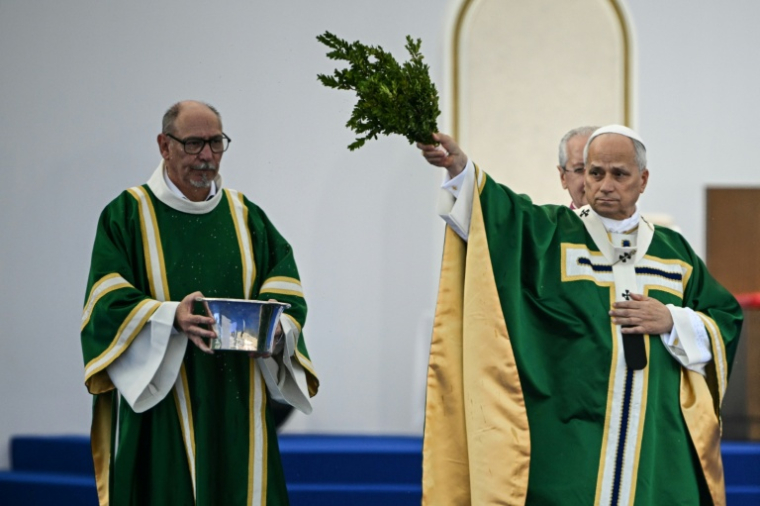 Le pape Léon XIV bénit les fidèles lors de la messe dominicale à la Prairie du sanctuaire de Lourdes, le 27 septembre 2026  ( AFP / Lionel BONAVENTURE )