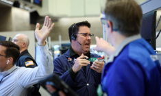 Les traders travaillent sur le parquet de la Bourse de New York