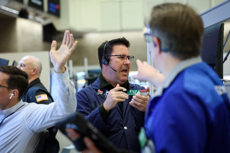 Les traders travaillent sur le parquet de la Bourse de New York