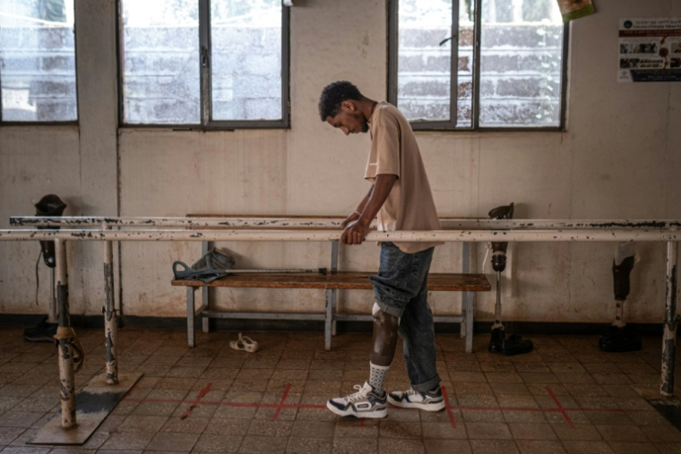 Yosef Debasu, 19 ans, blessé par l'explosion d'une mine terrestre alors qu'il conduisait son tuk-tuk à Merawi vers août-septembre 2024, effectue des exercices de rééducation à Bahir Dar, le 8 décembre 2025 ( AFP / Marco Simoncelli )
