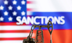 Un modèle de pompe à balancier devant le mot "Sanctions" affiché, aux couleurs des drapeaux des États-Unis et de la Russie
